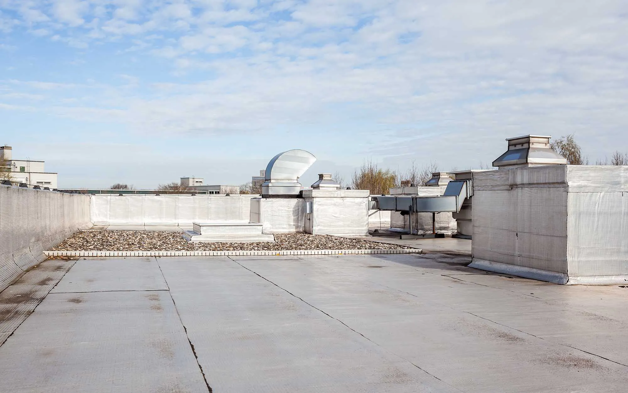 Side-view-on-top-of-a-grey-commercial-rooftop